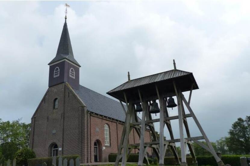 Klokkenstoel nabij de kerk Wijnterp
