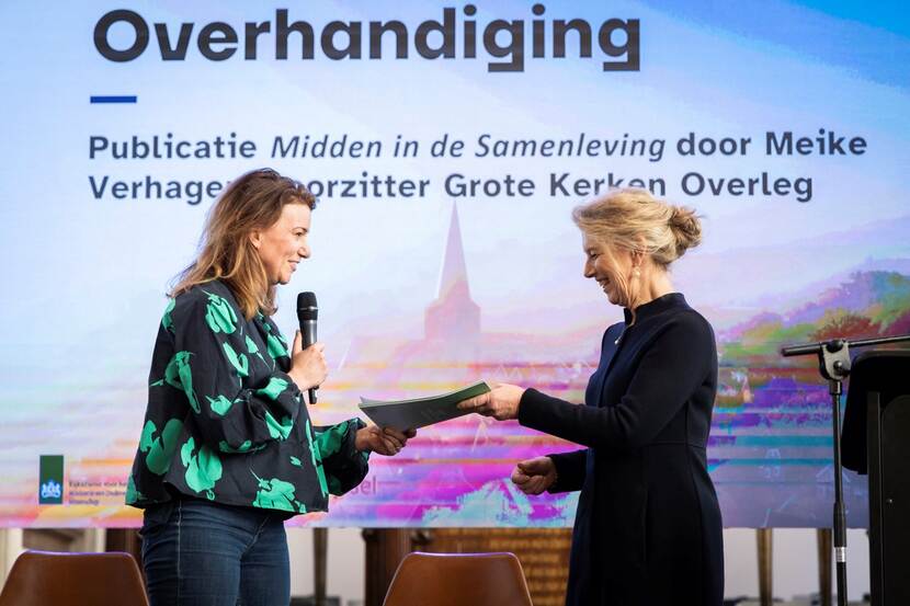 overhandigingpublicatie  midden in de samenleving